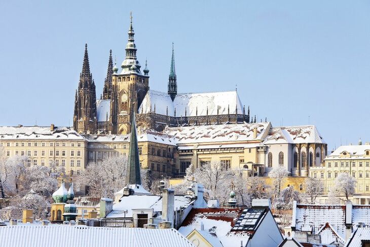 Veitsdom im Schnee auf der Prager Burg im gotischen Stil