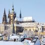 Veitsdom im Schnee auf der Prager Burg im gotischen Stil