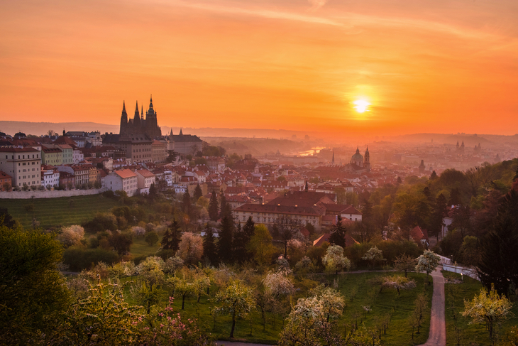 Die Prager Burg im goldenen Morgenlicht