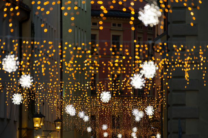 Gesandtenstraße in Regensburg mit weihnachtlicher Lichterkettendekoration