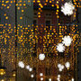 Gesandtenstraße in Regensburg mit weihnachtlicher Lichterkettendekoration