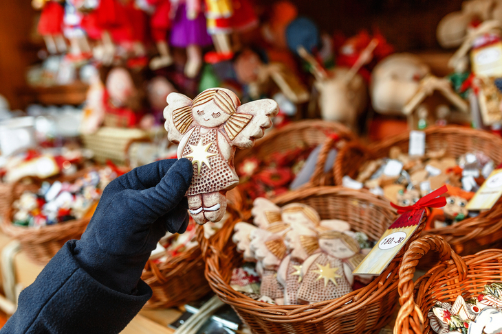 Handgemachter Weihnachtsengel auf dem Weihnachtsmarkt
