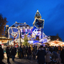 Besucher auf dem Kuchlbauer Weihnachtsmarkt vor dem beleuchteten Hundertwasser-Turm