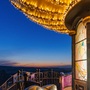 Abendstimmung am beleuchteten Kuchlbauer Turm mit Glasfenster und Aussicht auf Landschaft