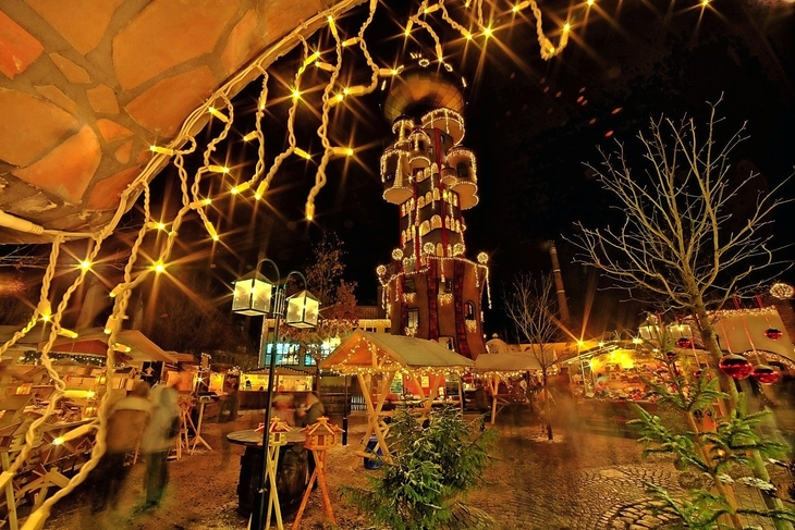 Weihnachtsmarkt am beleuchteten Kuchlbauer Turm in Abensberg