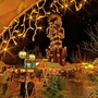 Weihnachtsmarkt am beleuchteten Kuchlbauer Turm in Abensberg