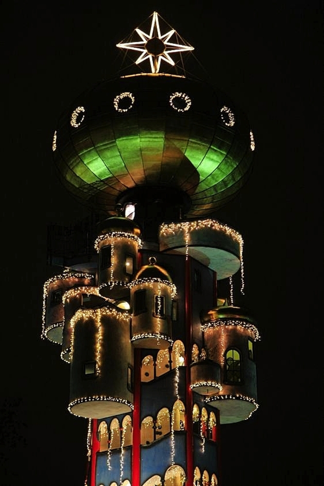 Beleuchteter Hundertwasser Turm in Abensberg bei Nacht