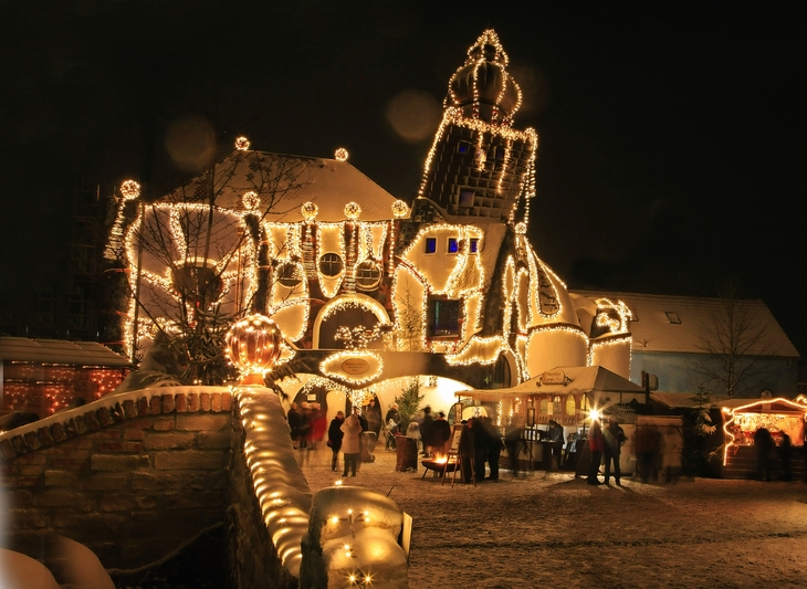 Beleuchteter Kuchlbauer-Turm mit Weihnachtsdeko bei Nacht