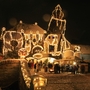 Beleuchteter Kuchlbauer-Turm mit Weihnachtsdeko bei Nacht