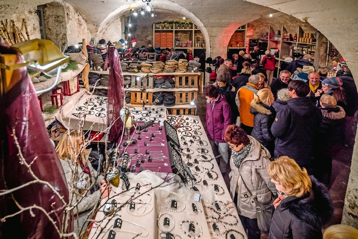 Besucher schlendern über den Weihnachtsmarkt in Traben-Trarbach