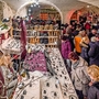 Besucher schlendern über den Weihnachtsmarkt in Traben-Trarbach