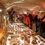 Besucher betrachten handgefertigtes Kunsthandwerk