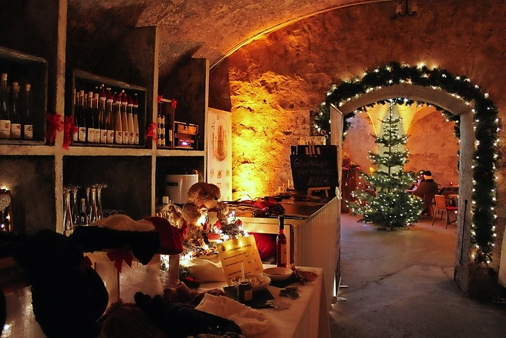 Weihnachtsmarkt in historischem Kellergewölbe