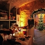Weihnachtsmarkt in historischem Kellergewölbe